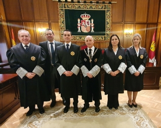 Foto de familia del presidente del TSJCLM, Vicente Rouco, con los nuevos jueces
